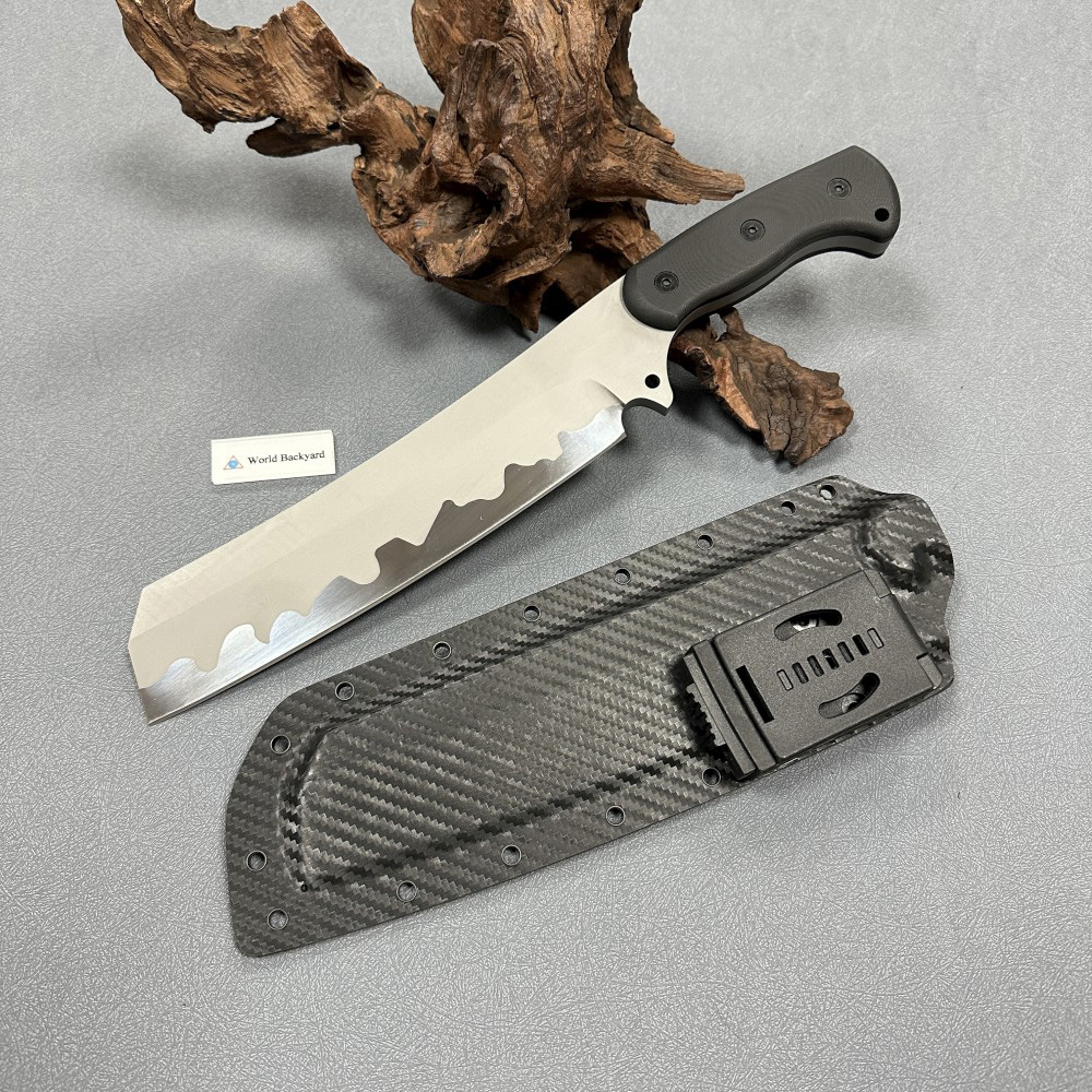 WorldBackyard tactical machete WB-ZR16: Serrated blade, ergonomic black handle, carbon-fiber sheath with belt clip on gray background